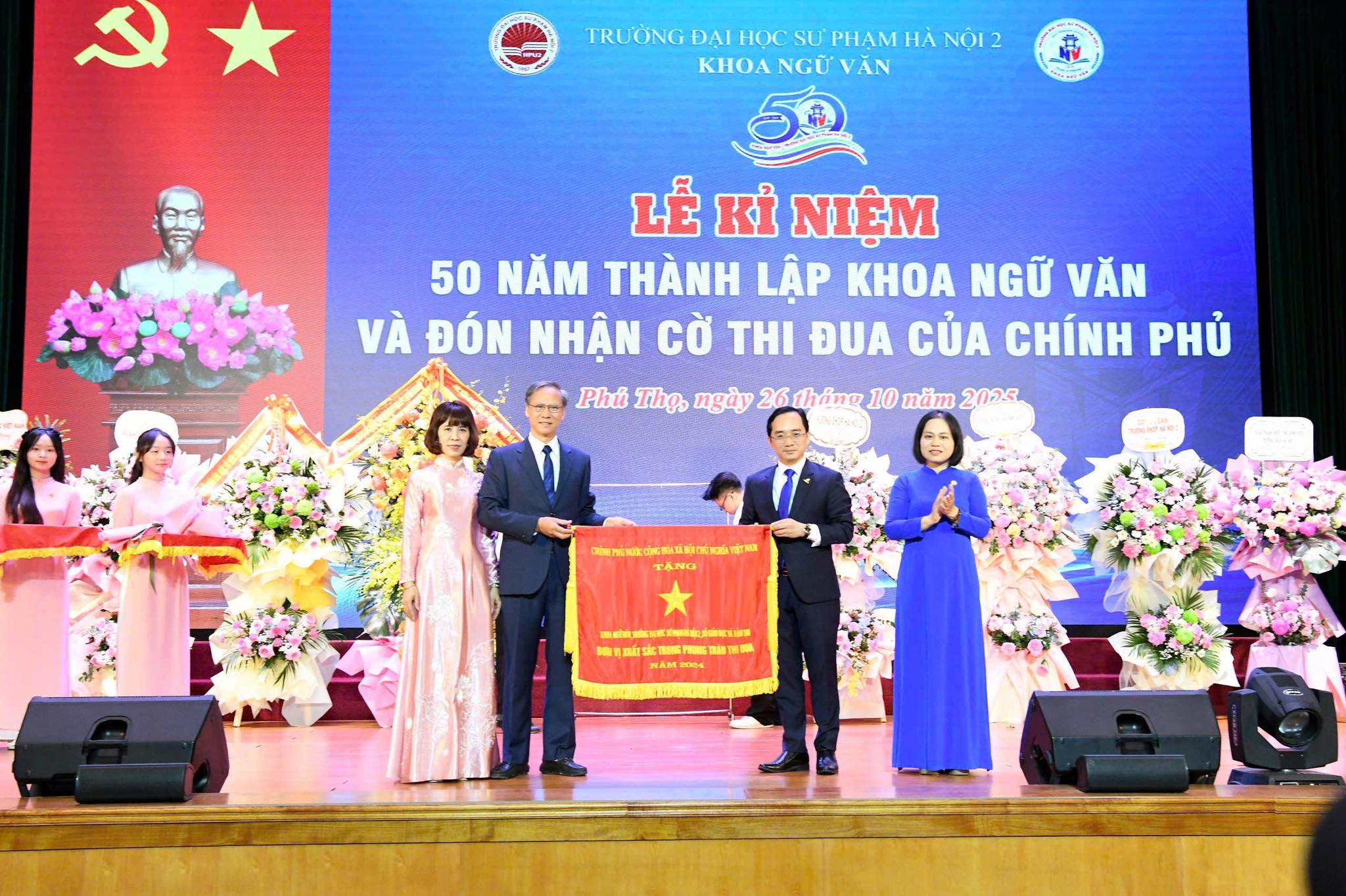 Khoa Ngữ văn - Trường Đại học Sư phạm Hà Nội 2 nhận Cờ Thi đua của Chính phủ