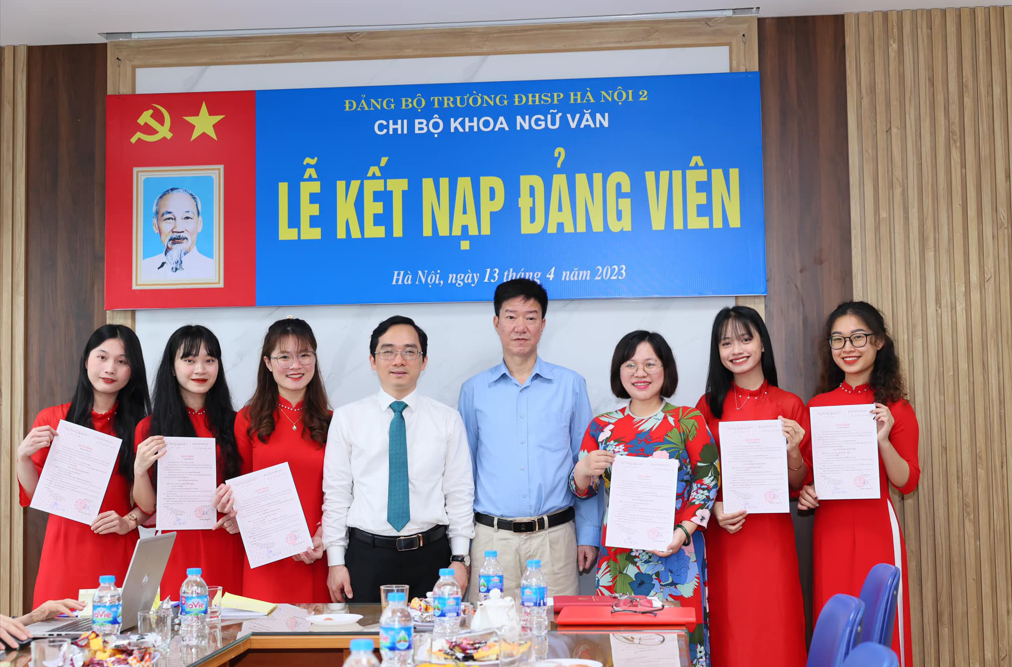 LỄ KẾT NẠP ĐẢNG VIÊN KHOA NGỮ VĂN NĂM HỌC 2022- 2023